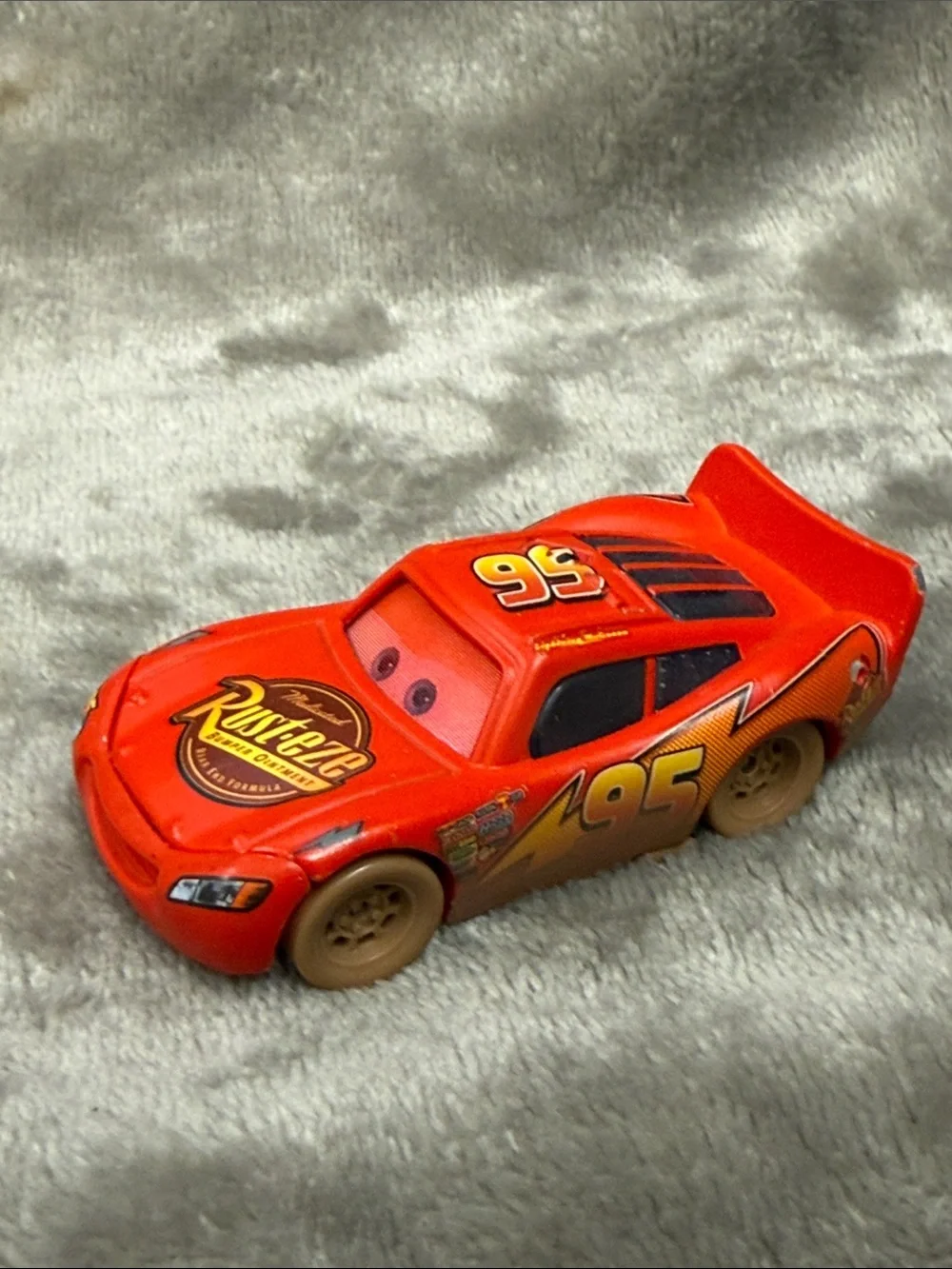 Disney Pixar Cars - DIRT TRACK LIGHTNING MCQUEEN LENTICULAR Eyes - 1:55 Diecast